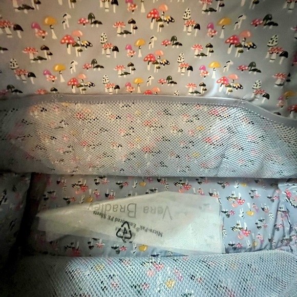 Vera Bradley Weekender Travel Bag Perrenial Gray Floral New Never Used - Picture 8 of 9